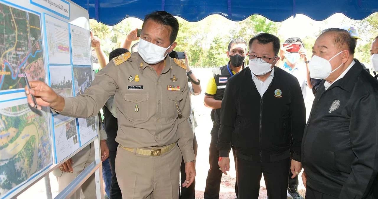 ‘พล.อ.ประวิตร’ ลงพื้นที่น้ำท่วมนราธิวาส ปัดตอบปม ‘ธรรมนัส’ ประกาศเป็นพรรคอิสระ