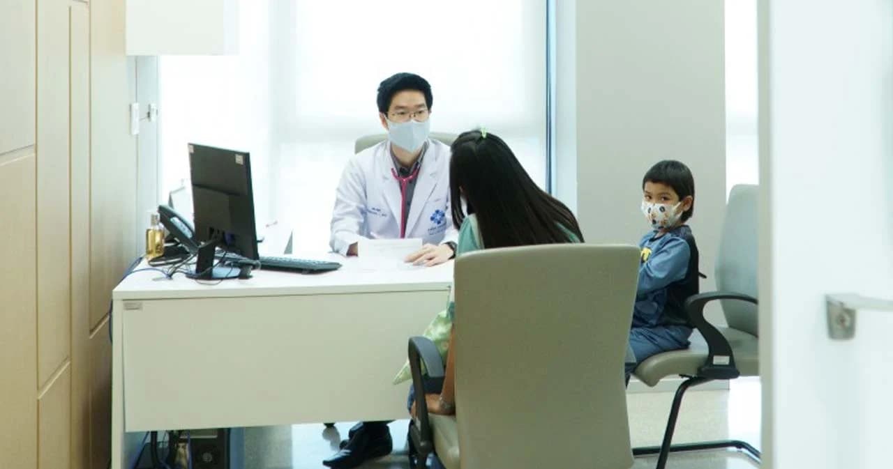 แพทย์ชี้ ‘เด็กติดโควิด-19’ ขาขึ้นชัดเจน แม้หายแล้วยังต้องระวังอาการหลังโควิด แนะรับวัคซีนป้องกันโควิด-19 ในเด็ก