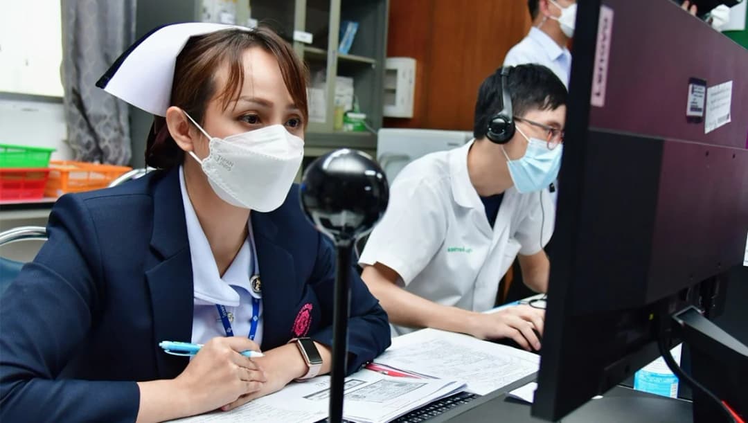 สปสช.เพิ่มทางเลือกผู้ติดเชื้อโควิด-19 โทร 1330 รอ 6 ชม. รพ.ยังไม่ติดต่อกลับรักษา เจอ-แจก-จบ ใกล้บ้าน