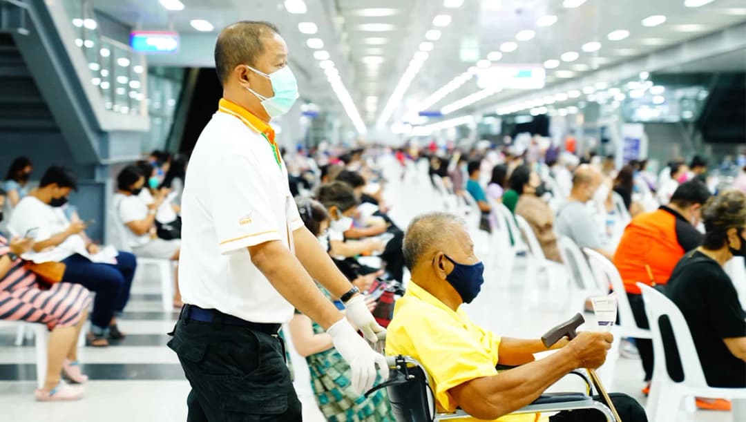 สธ.แนะผู้สูงอายุควรฉีดวัคซีนก่อนสงกรานต์ ชี้โอไมครอนมีผู้สูงอายุเสียชีวิตมากกว่าวัยอื่น