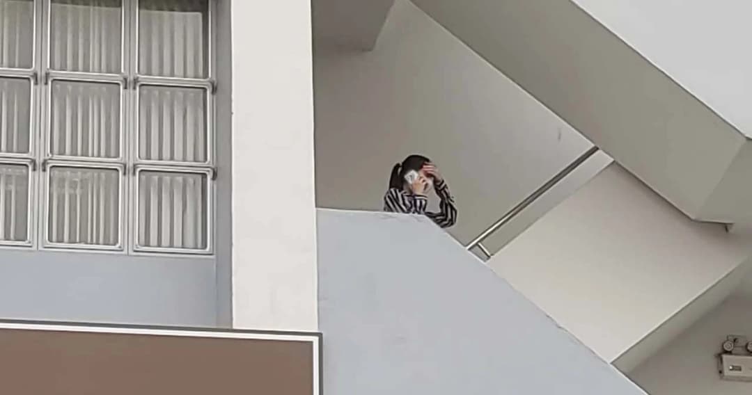 ‘กระติก’ คุยโทรศัพท์เครียดที่บันไดหนีไฟ ระหว่างพักสอบ หลังให้ปากคำคดี ‘แตงโม’ อีกรอบ