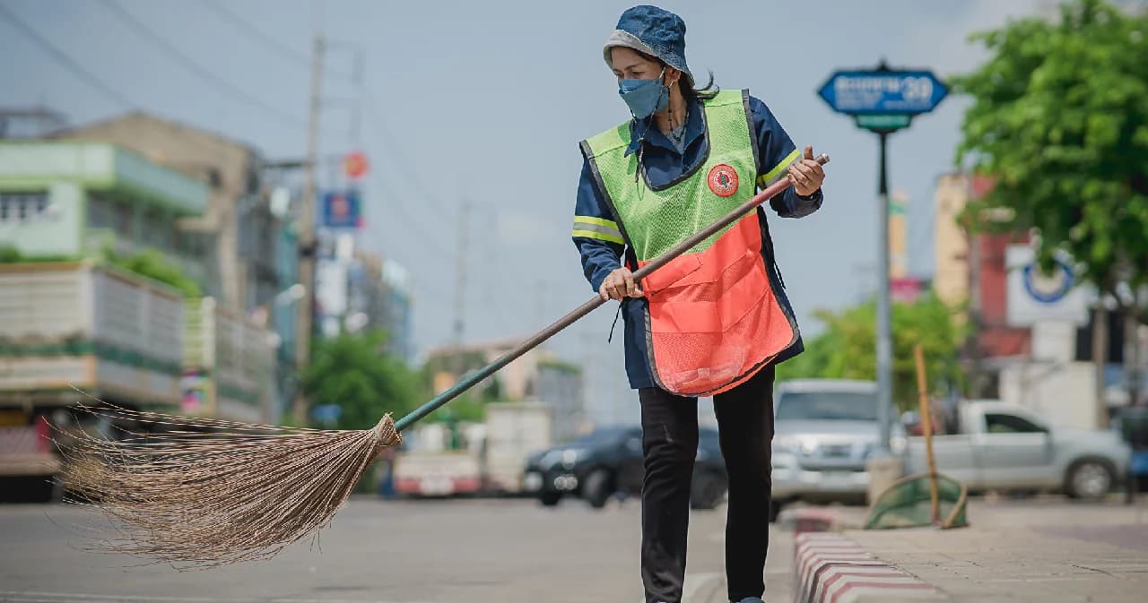 ชีวิตพนักงานกวาดขยะ อันตรายทุกทิศรอบตัว