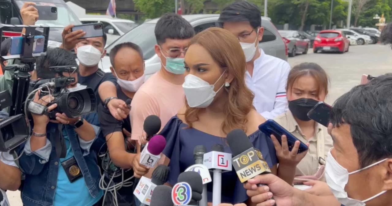 ‘แอนนา’ เข้าให้ปากคำตำรวจคดีแตงโมตกเรือ ยืนยัน ‘แตงโม’ ไม่ยุ่งยาเสพติด-ไม่รับงานเอนฯ