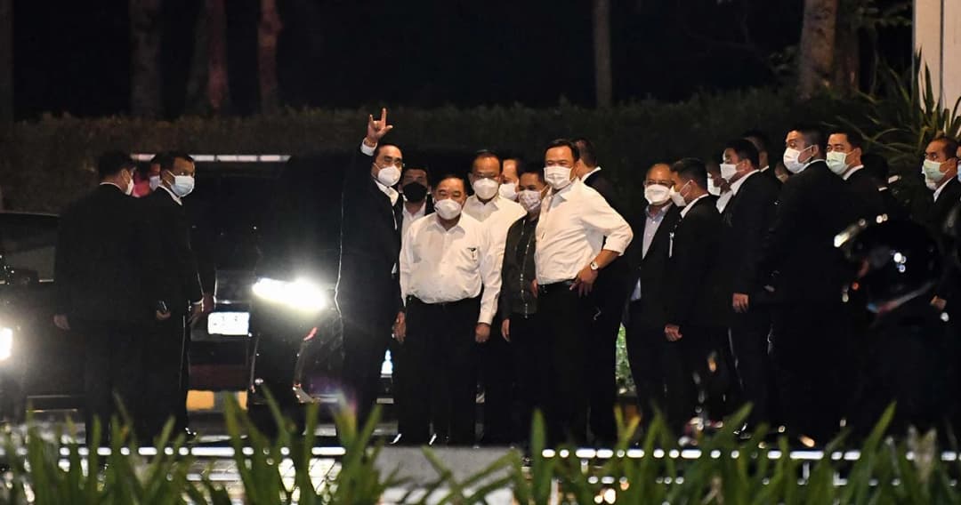 นายกฯ ชูมือบอกรักก่อนกลับบ้าน หลังงานเลี้ยงพรรคร่วม รบ. ไม่มีคุยยุบสภา – ปรับ ครม.