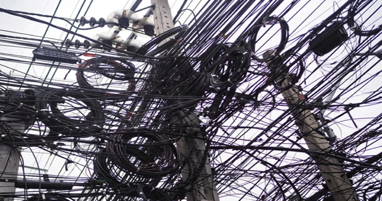 นายกฯ สั่งเร่งเคลียร์สายสื่อสารบนเสาไฟฟ้าใน กทม. หลายพื้นที่ เพราะห่วงประชาชน