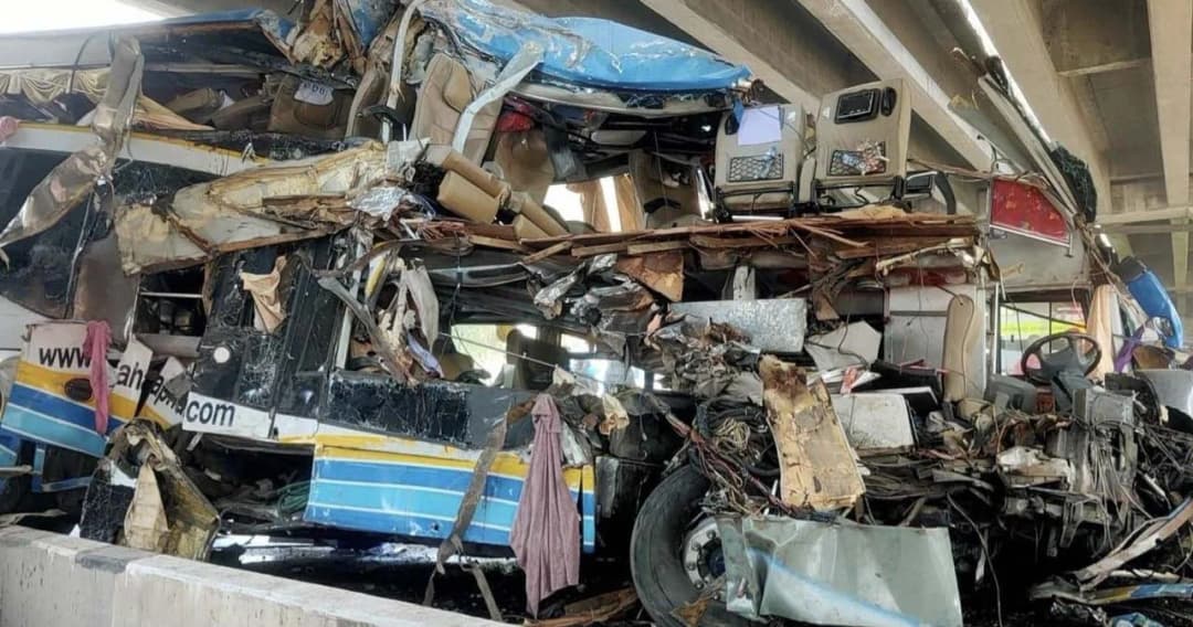 สระบุรี รถทัวร์เสียหลักชนตอม่อสะพาน หน้าห้างดัง บน ถ.มิตรภาพ ผู้เสียชีวิต 5 ราย เจ็บ 40 ราย