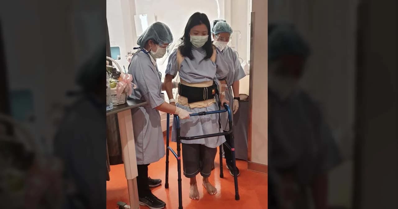 ‘หมอโอ๋’ อัปเดตอาการหลังผ่าตัด ยืนและเดินได้เล็กน้อย หลังหนีตายจากเหตุไฟไหม้วิลล่าหรู