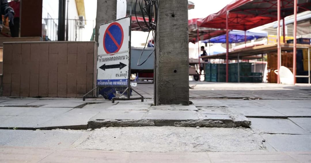 ‘สุชัชวีร์’ ขาพลิกระหว่างลงพื้นที่หาเสียง เผยตอกย้ำปัญหาทางเท้าต้องรีบแก้ไข