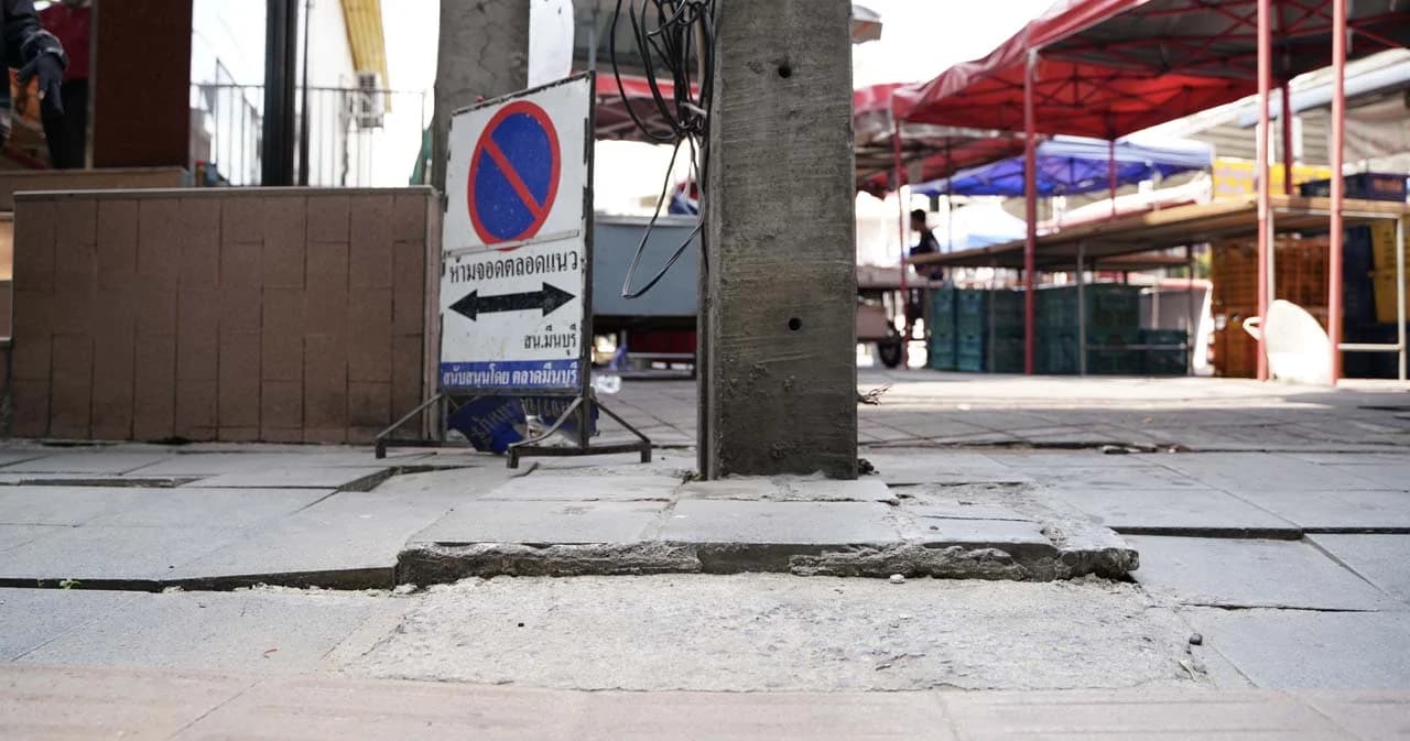 ‘สุชัชวีร์’ ขาพลิกระหว่างลงพื้นที่หาเสียง เผยตอกย้ำปัญหาทางเท้าต้องรีบแก้ไข