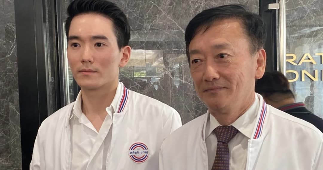 ‘อภิชัย เตชะอุบล’ พร้อมบุตรชาย เปิดตัวเป็นสมาชิกพรรค พปชร. หลังลาออกจากพรรค ปชป.