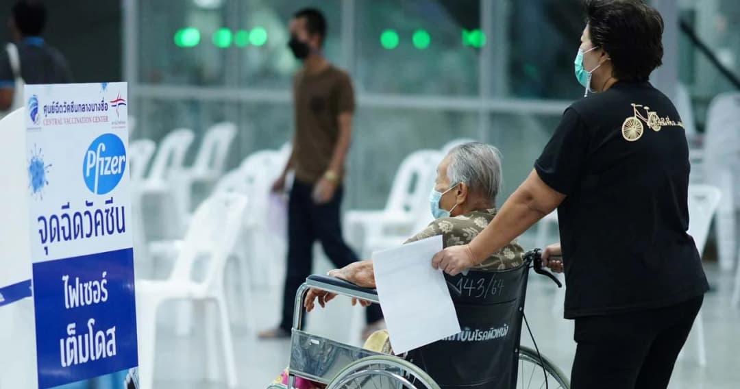 สธ. เผยยอดผู้สูงอายุติดเชื้อ-เสียชีวิตจากโควิดสูง ขอให้มาฉีดวัคซีนก่อนสงกรานต์ ลดความเสี่ยงเสียชีวิต