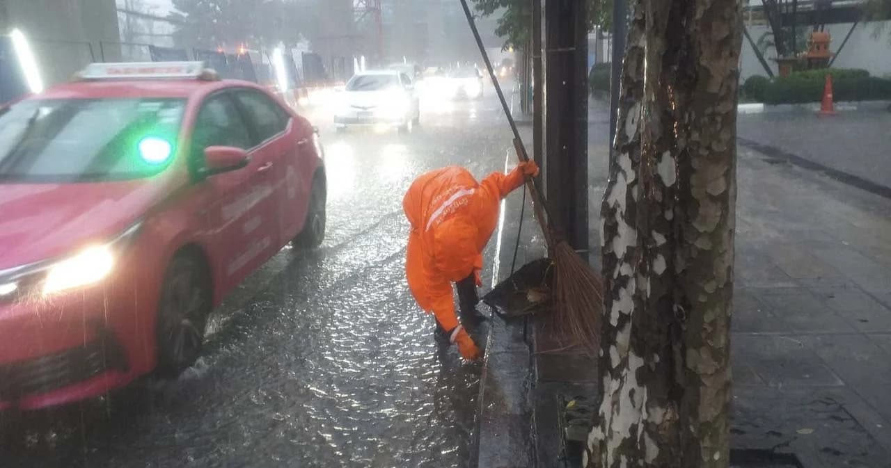 ฝนตกกทม. ทำน้ำขังเขตห้วยขวาง กระทบจราจร เจ้าหน้าที่เร่งระบาย