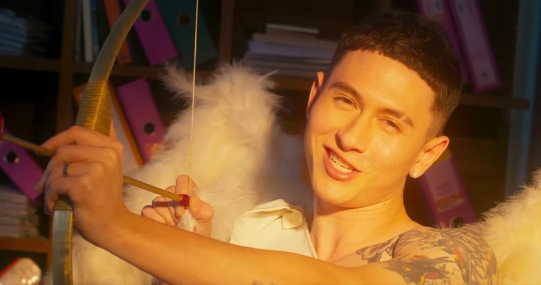 ถ้าเธอก็คิดเหมือนกันงั้นเรามา ‘ปากกา พัดลม ปืน’ ไหม? หนึ่งคำถามจาก ‘GAVIN D’