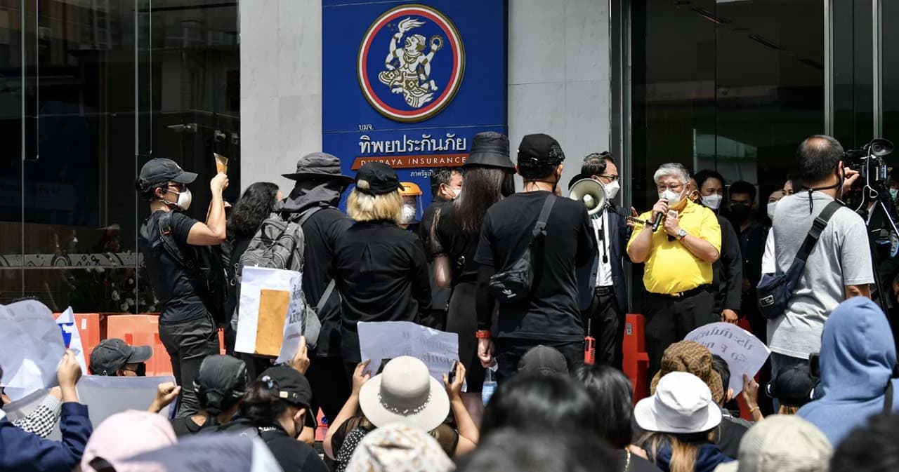 ลูกค้าประกันภัยโควิด แต่งดำประท้วง ‘ทิพยประกันภัย’