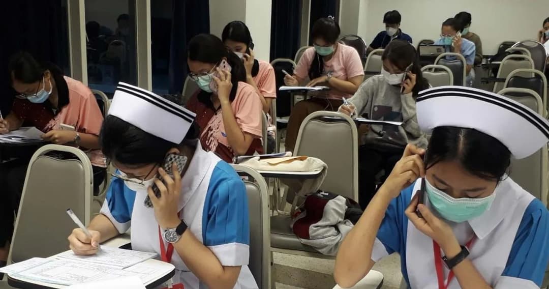 นศ.พยาบาล เสริมทัพสายด่วน 1330 โทรติดตามอาการ-ประสานงาน ช่วยดูแลผู้ป่วยโควิด-19