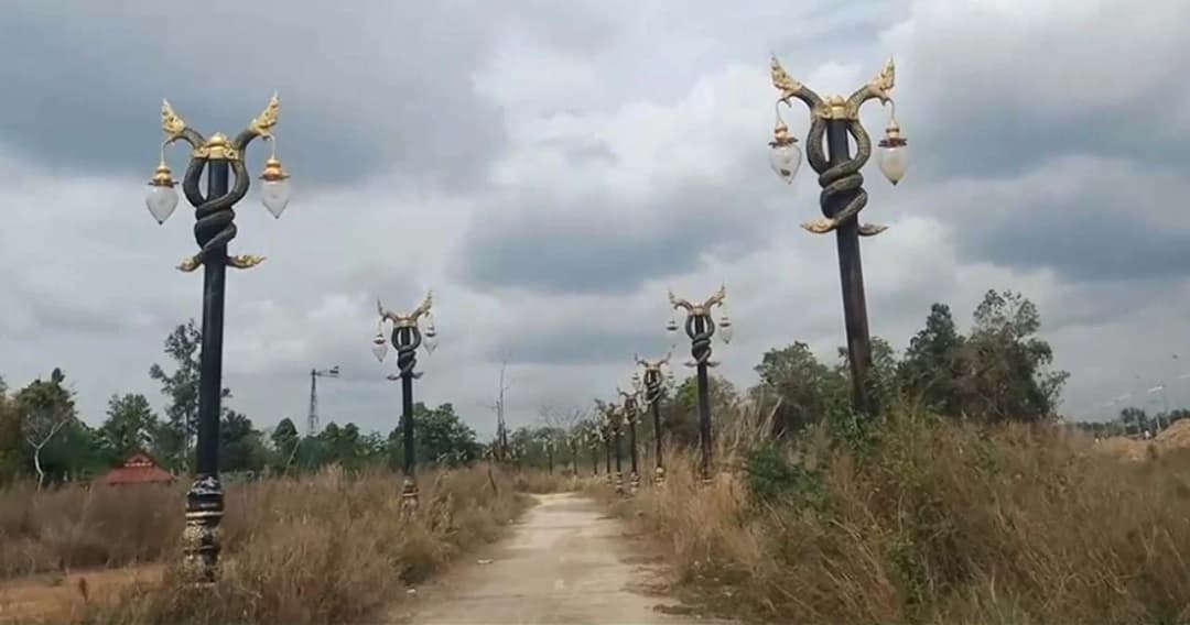 ‘เสาไฟฟ้าพญานาคคู่’ โผล่ในสวนสาธารณะร้าง จ.มุกดาหาร