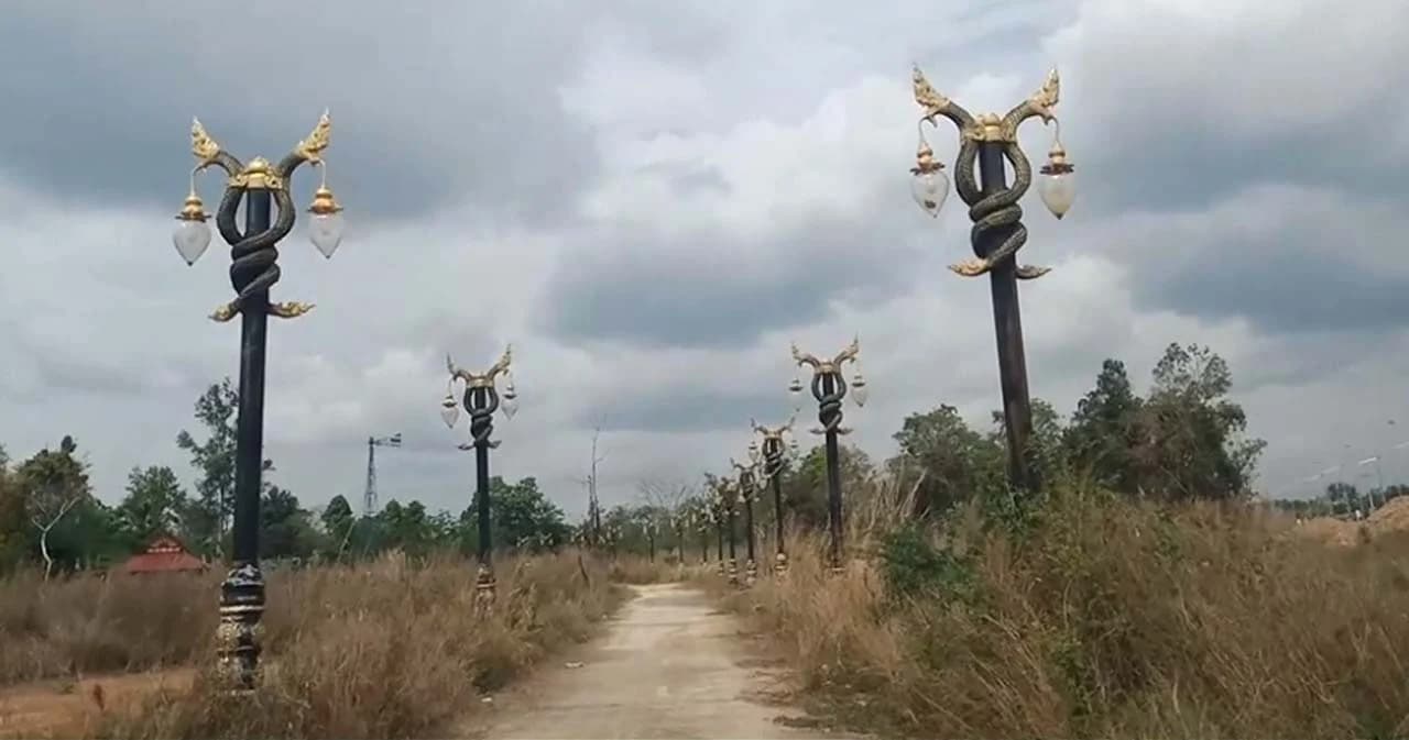 ‘เสาไฟฟ้าพญานาคคู่’ โผล่ในสวนสาธารณะร้าง จ.มุกดาหาร