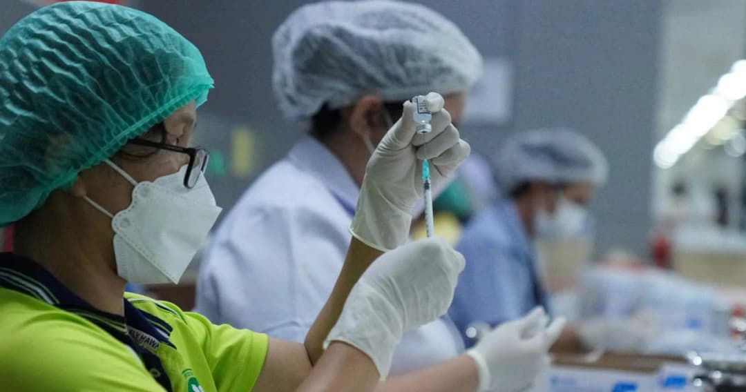 นพ.มนูญ เผยต้องฉีดเข็มกระตุ้นด้วย mRNA จึงมั่นใจว่าป้องกันป่วยหนัก-เสียชีวิตจาก ‘โอไมครอน’ ได้