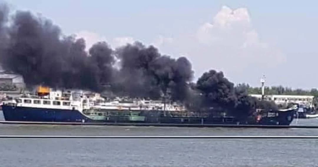 เรือบรรทุกสินค้าถังน้ำมันระเบิด กลางแม่น้ำเจ้าพระยา 