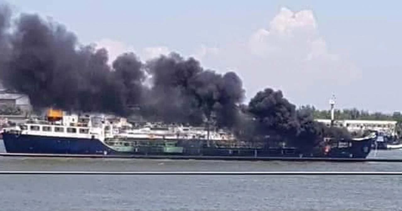 เรือบรรทุกสินค้าถังน้ำมันระเบิด กลางแม่น้ำเจ้าพระยา