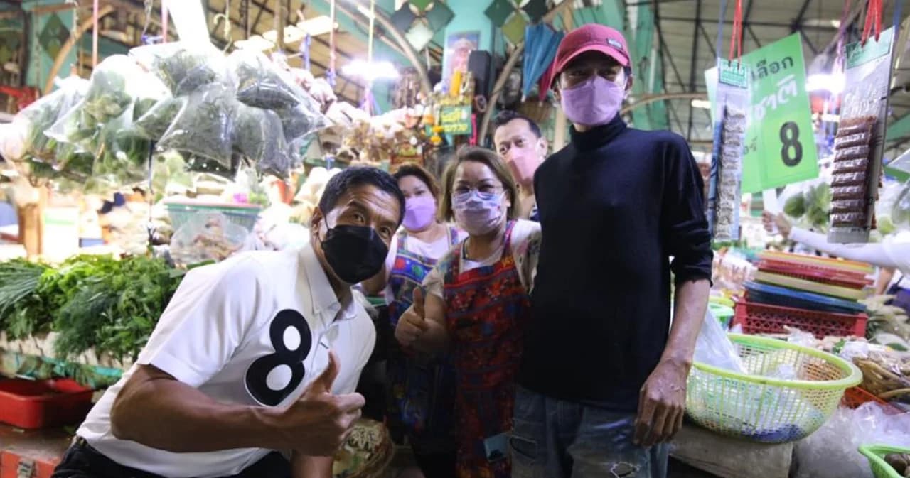 ชัชชาติ ลุยตลาดหาเสียงพบปะผู้ค้า พร้อมชูนโยบาย “ทำกรุงเทพฯ ให้ถูกลง”