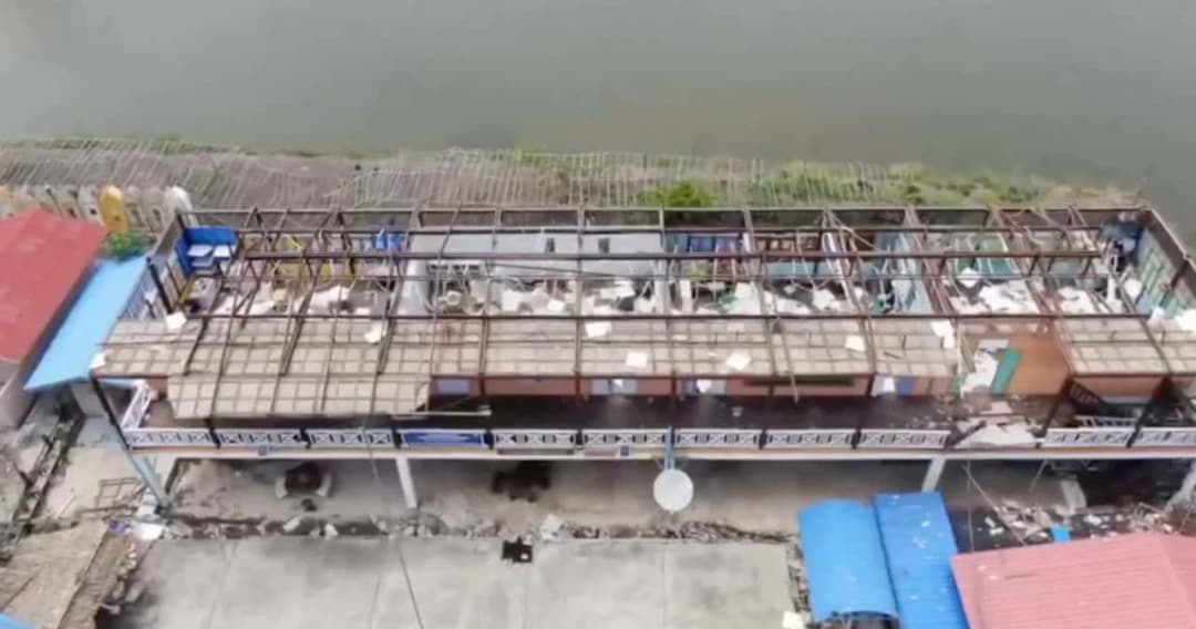 หลวงพ่อนำ ‘เงินหยอดตู้ทำบุญ’ ช่วยซ่อมอาคารเรียนหลังโดนพายุฤดูร้อนพัดถล่ม