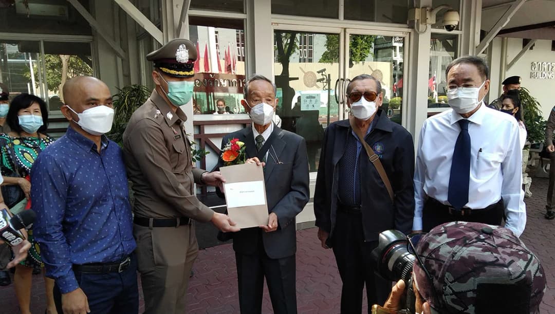 ‘อดีตอธิการบดี มธ.’ ยื่นหนังสือ ผบ.ตร. หลังถูกชายอ้างเป็น ตร.บุกคอนโด ชี้ละเมิดเสรีภาพ-ผิดอาญาแผ่นดิน