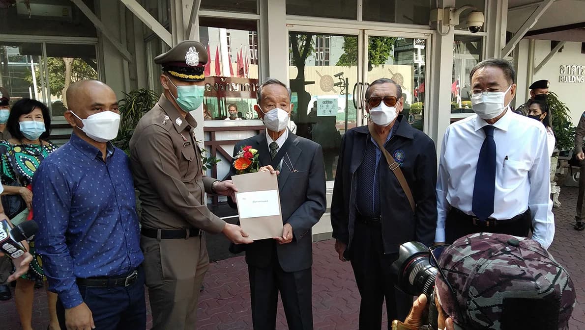 ‘อดีตอธิการบดี มธ.’ ยื่นหนังสือ ผบ.ตร. หลังถูกชายอ้างเป็น ตร.บุกคอนโด ชี้ละเมิดเสรีภาพ-ผิดอาญาแผ่นดิน