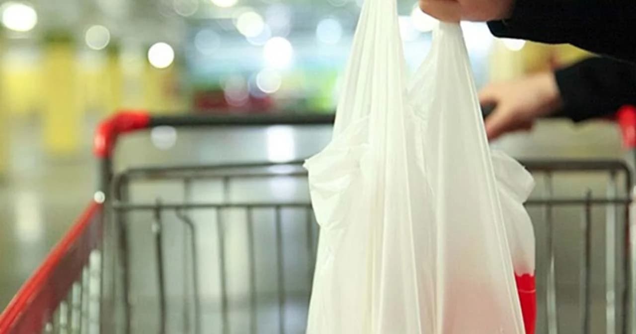 ชวนคิดปม ‘มนัญญา-วราวุธ’ ทะเลาะกัน นโยบาย “ถุงพลาสติกฟรีไม่แจกแล้วยังขาย” แล้วเงินไปอยู่ที่ไหน ?