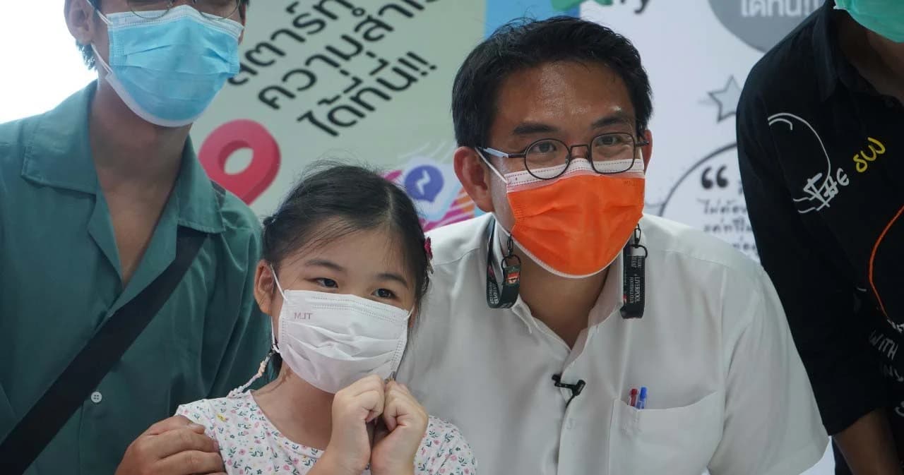 ‘วิโรจน์’ พาลูกสาวไปงานสัปดาห์หนังสือ ชูนโยบาย ‘คูปองตาสว่าง’