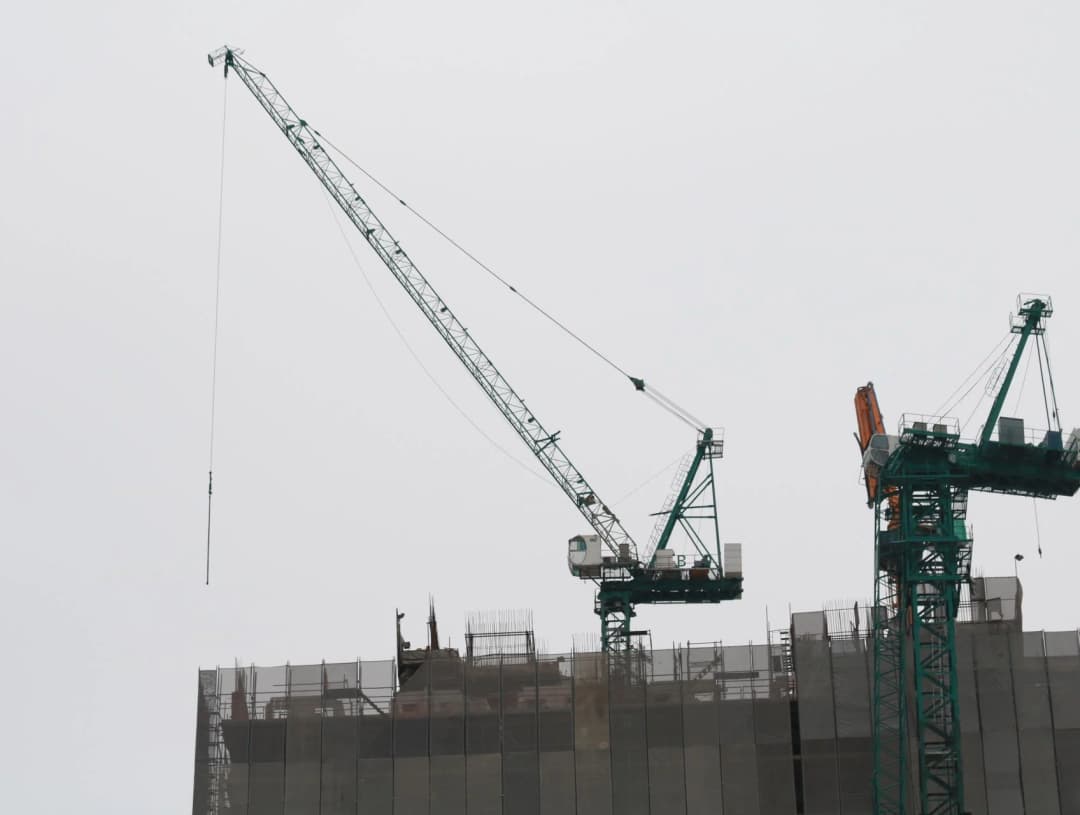 เครนสูง 20 เมตรถล่มจากหลังคาห้างดังย่านราชดำริ คนงานเสียชีวิต 1 ราย บาดเจ็บ 1 ราย