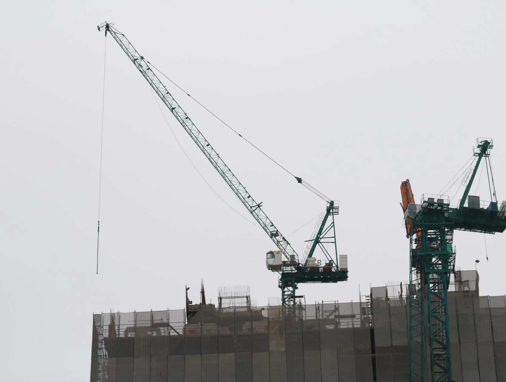 เครนสูง 20 เมตรถล่มจากหลังคาห้างดังย่านราชดำริ คนงานเสียชีวิต 1 ราย บาดเจ็บ 1 ราย