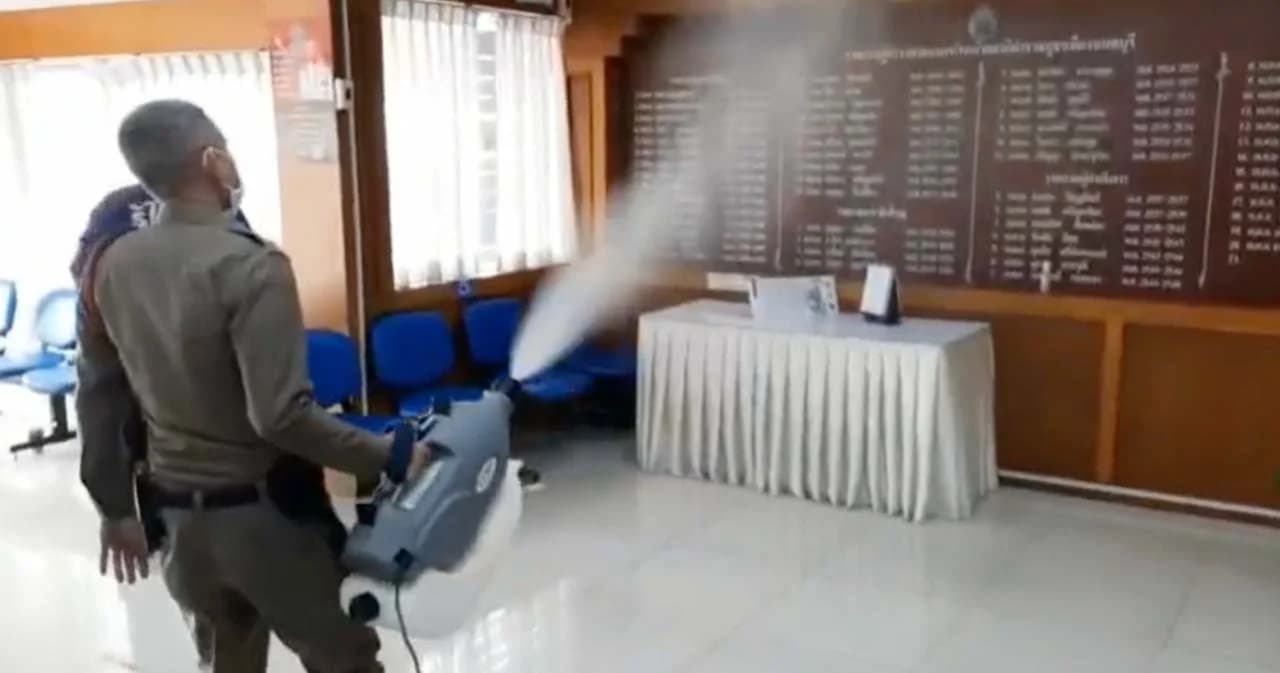 สภ.เมืองนนท์ เร่งสกัดคลัสเตอร์ หลัง ‘ผกก.-พ่อกระติก-สิระ’ ติดโควิด ฉีดพ่นยาฆ่าเชื้อทั่วโรงพัก