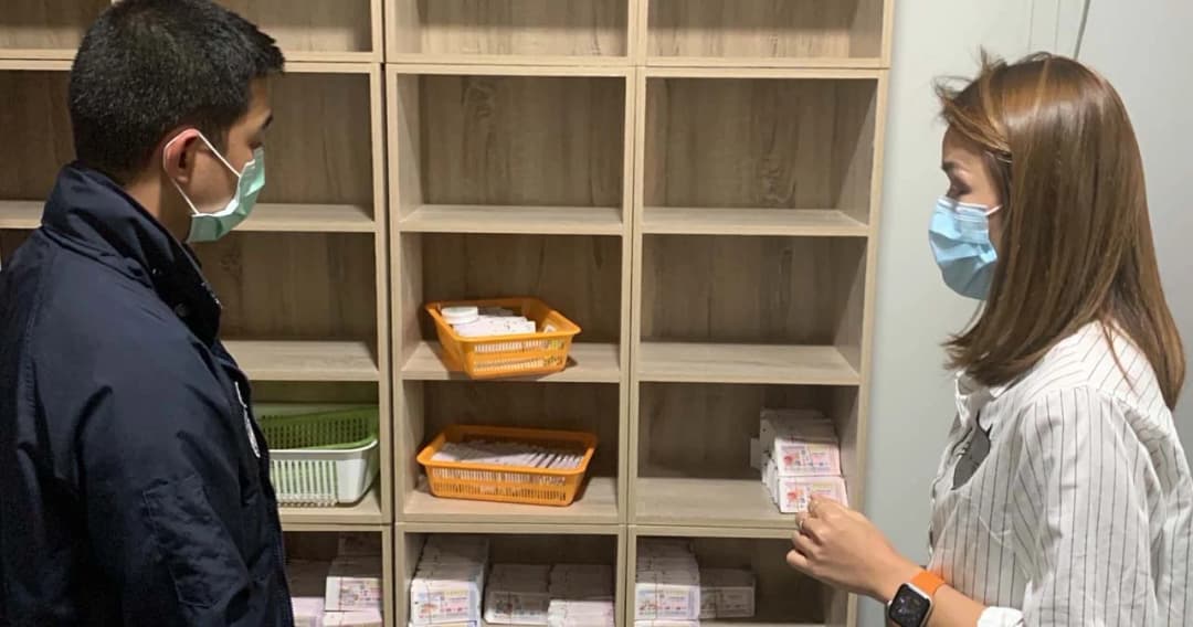 ตร.บุกค้น ‘นัมเบอร์วันลอตเตอรี่’ หลังพบสแกนสลากฯ ขายผ่านออนไลน์เกินราคา