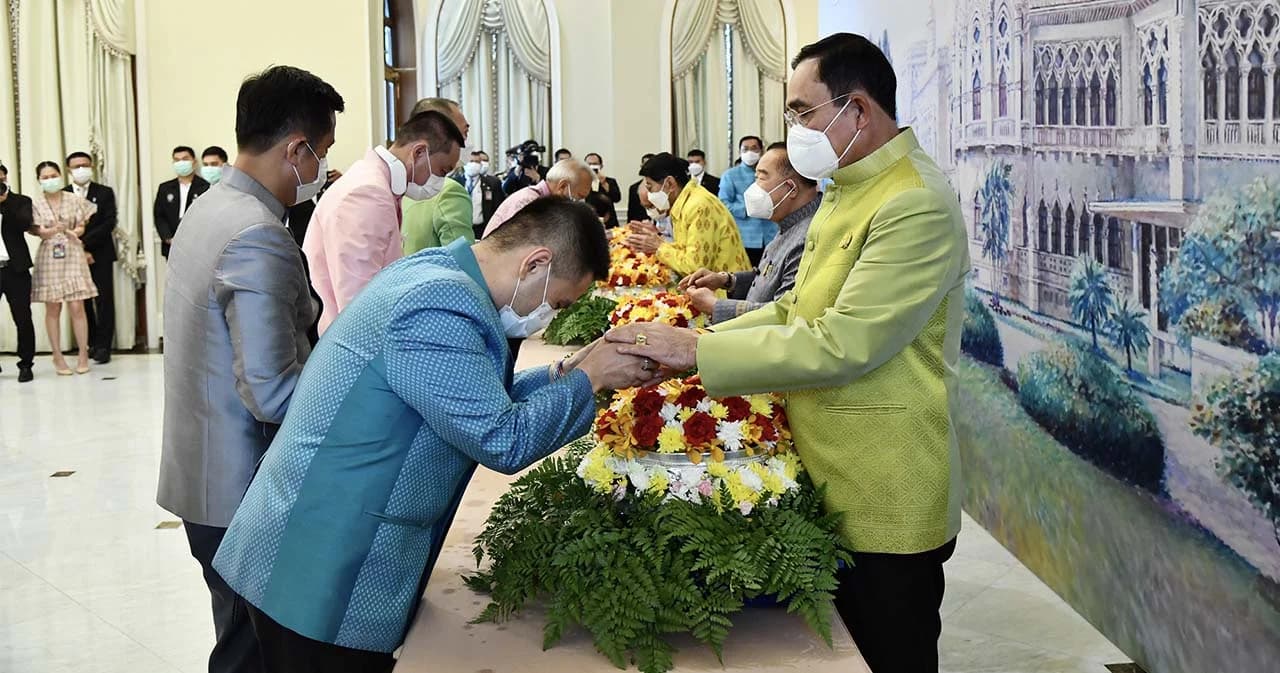 นายกฯ นำครม. ทำบุญสงกรานต์ ขอทุกคนอนุรักษ์สืบสานประเพณี 2 รมต. ยุติปมขัดแย้งถุงพลาสติก