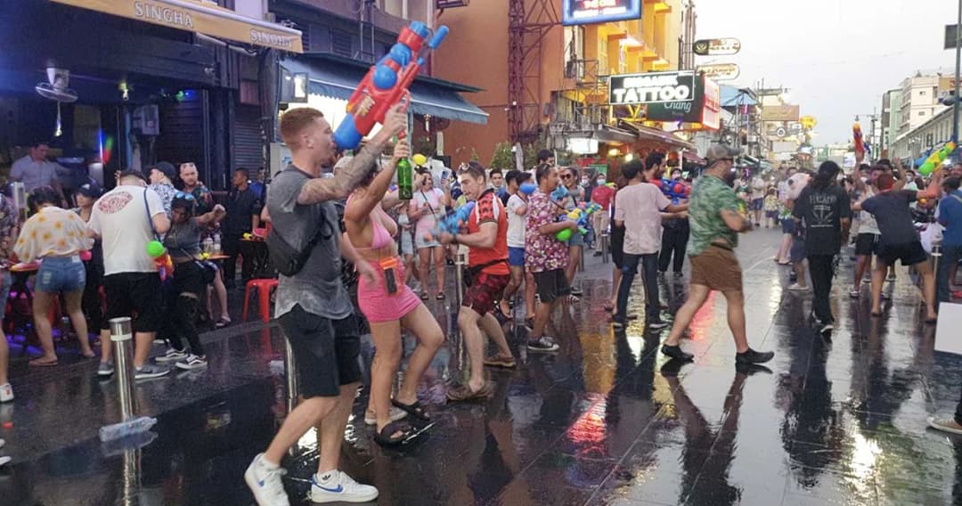 ผอ.เขตพระนคร เตือน นทท.ข้าวสาร ฝ่าฝืนเล่นน้ำสงกรานต์ มีความผิดตาม พ.ร.บ.โรคติดต่อ