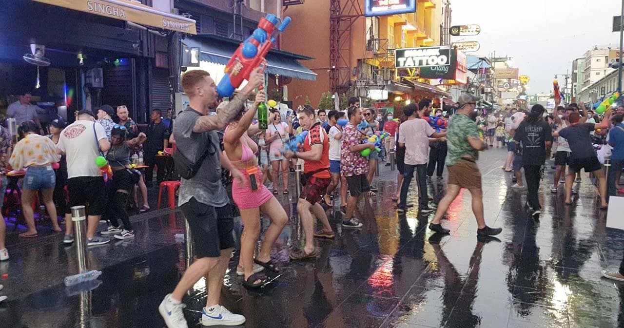 ผอ.เขตพระนคร เตือน นทท.ข้าวสาร ฝ่าฝืนเล่นน้ำสงกรานต์ มีความผิดตาม พ.ร.บ.โรคติดต่อ