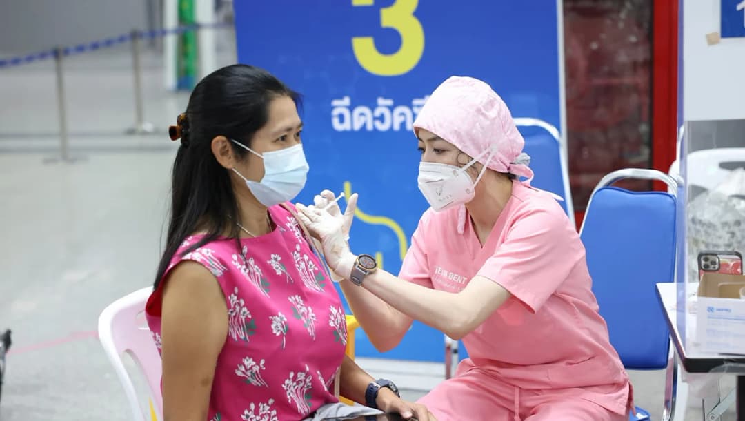 สถาบันวัคซีนแห่งชาติ เตือนโควิด-19 โอไมครอน ติดแล้วไม่สร้างภูมิคุ้มกันธรรมชาติ ต้องฉีดวัคซีนเข็มกระตุ้น