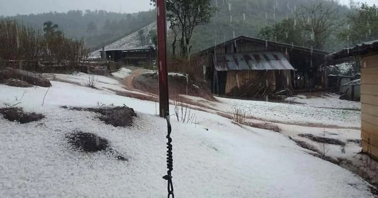 แม่ฮ่องสอน ลูกเห็บตกหนักมากมองเห็นพื้นเป็นสีขาว สร้างความเสียหายบ้านเรือน