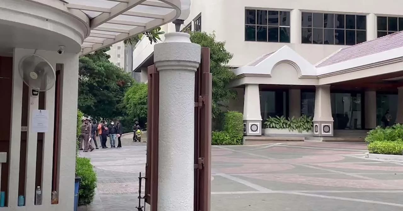 ตำรวจบุกค้นห้องพักหรู ย่านสุขุมวิท หลังเหยื่อหลายรายแจ้งความ ‘อดีตรองหัวหน้าพรรค’