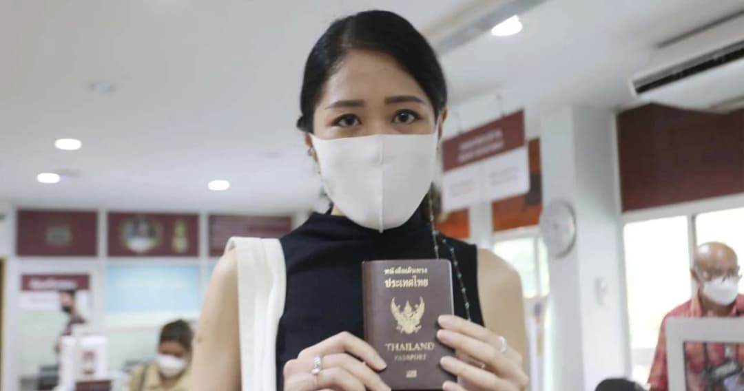 ‘ช่อ พรรณิการ์’ บุกสน.พญาไท ถามปมถูกถอนพาสปอร์ต ตร.แจง ทำตามมาตรฐานคดีความมั่นคง