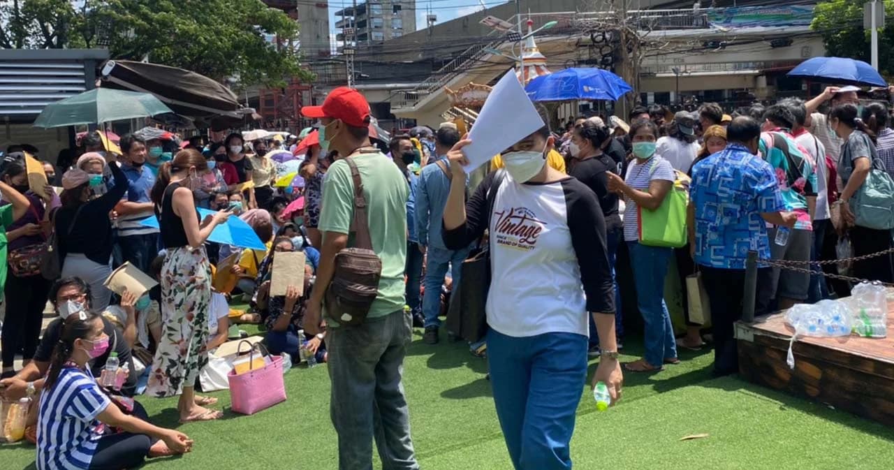 ประชาชนแห่รอข้ามคืนยื่น ‘เคลมประกันโควิด’ ที่กองทุนประกันวินาศภัยวันแรก