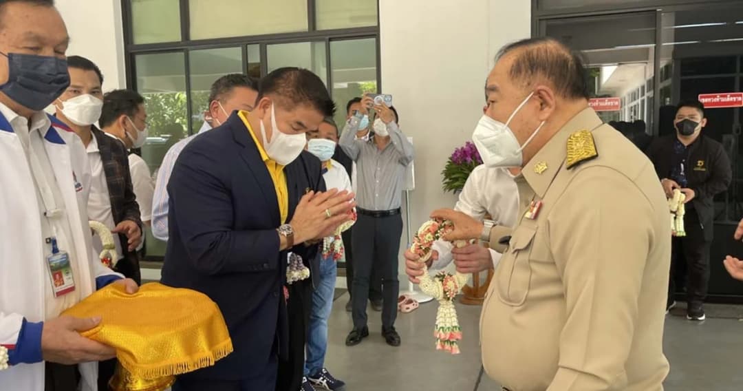 ‘พล.อ.วิชญ์- ร.อ.ธรรมนัส’ นำทีมเศรษฐกิจไทย รดน้ำอวยพร ‘พล.อ.ประวิตร’ ในโอกาสสงกรานต์