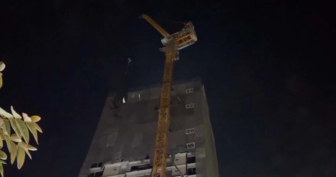 นั่งร้านคอนโดกำลังก่อสร้างทรุดตัว คนงานตกลงมาเสียชีวิต 1 ราย บาดเจ็บ 5 ราย 