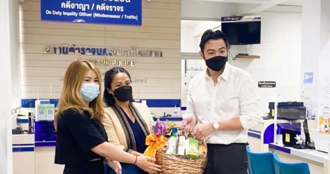 จบด้วยดี ‘ขุน ชานนท์’ มอบกระเช้าให้คู่กรณีหลังขับรถชนจนบาดเจ็บ จนมีดราม่าต่อรองค่าเยียวยา