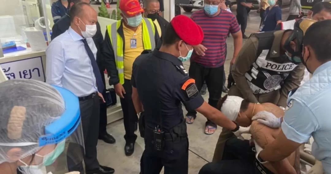 หนุ่มเมายาควงขวาน-ปืนปลอม บุกป่วนสนามบินสุวรรณภูมิ ตำรวจแจ้งเบื้องต้น 6 ข้อหา