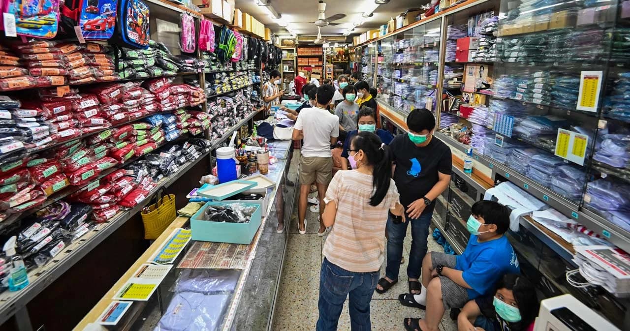 ร้านขายชุดนักเรียนคึกคัก ผู้ปกครองพาลูกหลานซื้อเสื้อผ้ารับเปิดเทอมเต็มรูปแบบ 17 พ.ค.