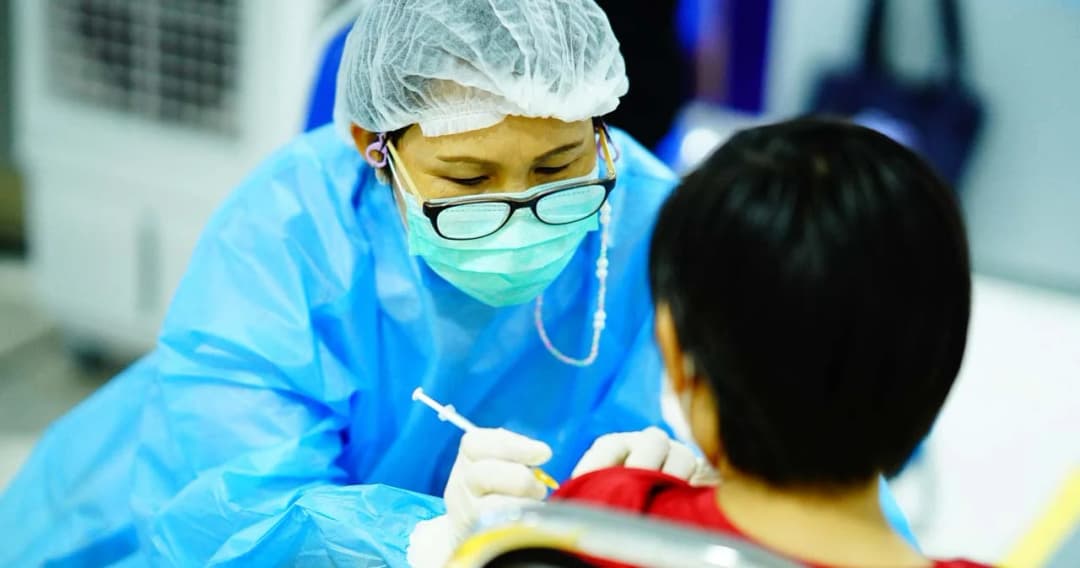 อนามัยโพล เผยพ่อแม่ 28% ยังไม่ให้ลูกฉีดวัคซีนโควิด เหตุกังวลอาการไม่พึงประสงค์รุนแรง 