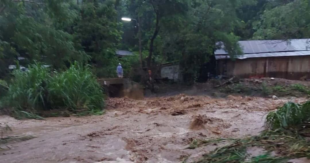 น้ำป่าไหลหลากฉับพลัน จ.ลำปาง ชาวบ้านต้องหนีขึ้นหลังคา