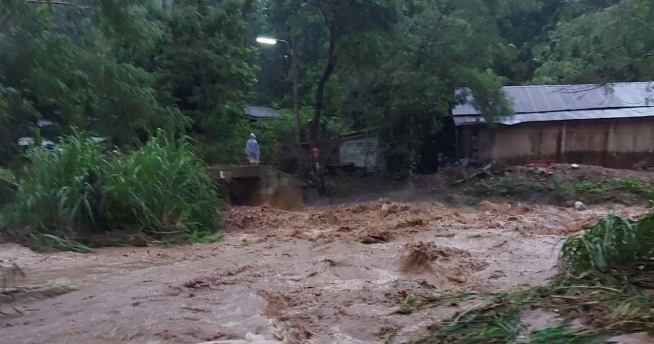 น้ำป่าไหลหลากฉับพลัน จ.ลำปาง ชาวบ้านต้องหนีขึ้นหลังคา